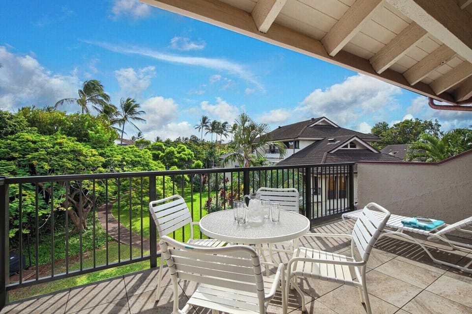 Kahala 932 Lanai seating for 4