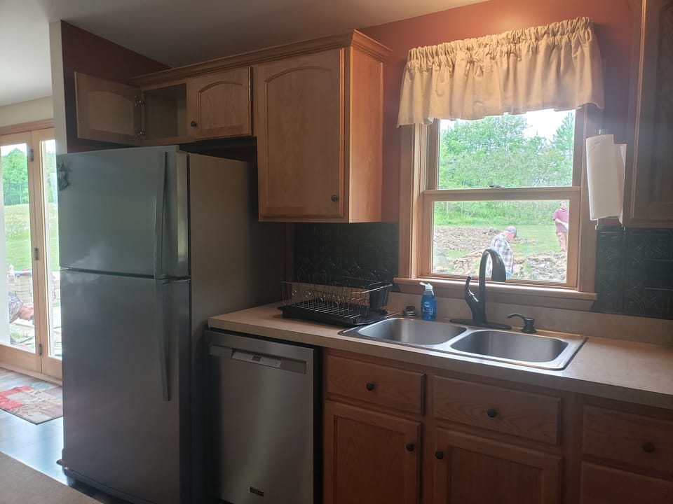 Kitchen (dishwasher, refrigerator)