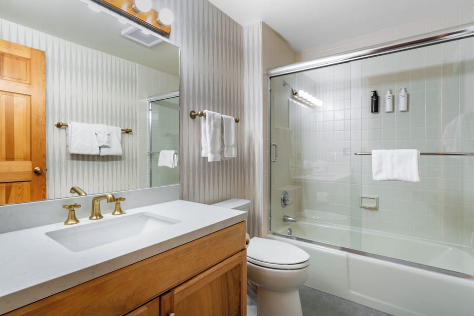 Primary bedroom's ensuite features a combo/tub shower.