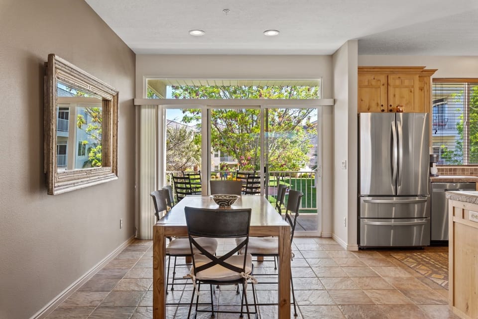 Condo, 2 Bedrooms | Dining
