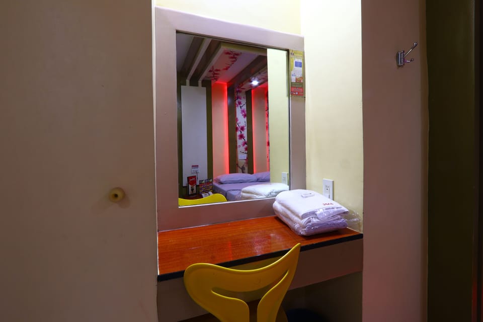 Deluxe Room, 1 Queen Bed (Deluxe Double Room) | Desk, free WiFi