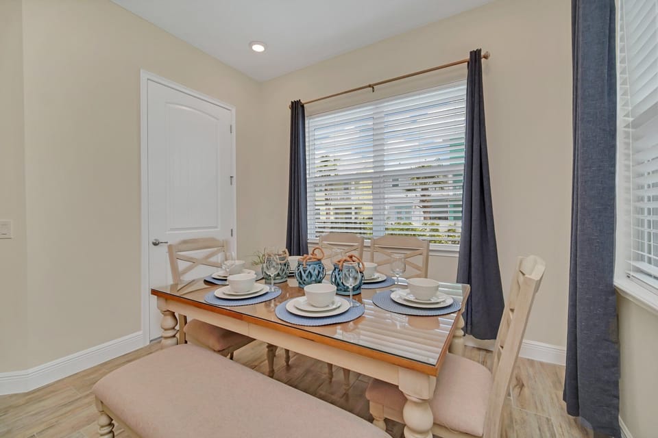 - Classy dining area of the cottage in Reunion Florida - Sophisticated design with a blend of modern and classic elements - Chic dining area featuring a stylish table and contemporary seating
