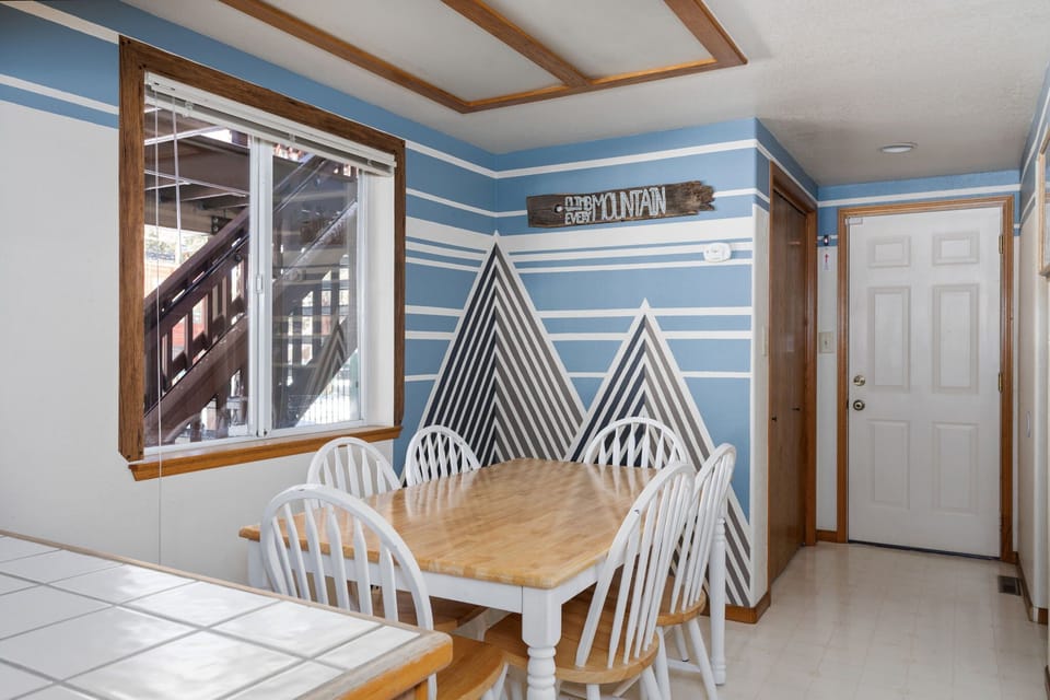 Second dining area that can comfortably sit 6 people.
