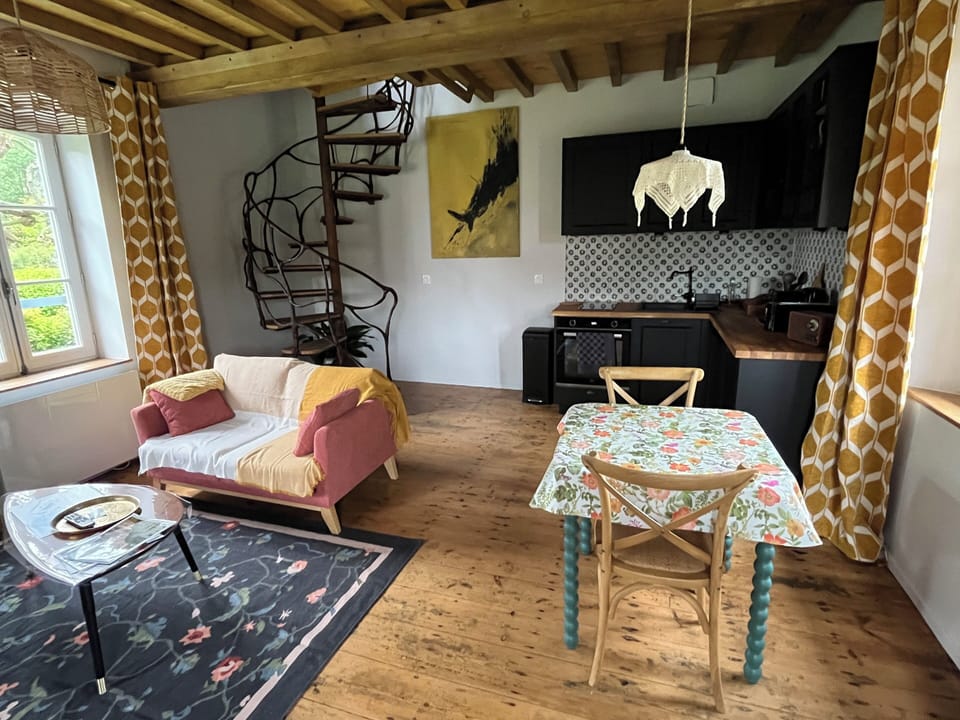 Romantic House | Living area | Smart TV, Netflix, streaming services