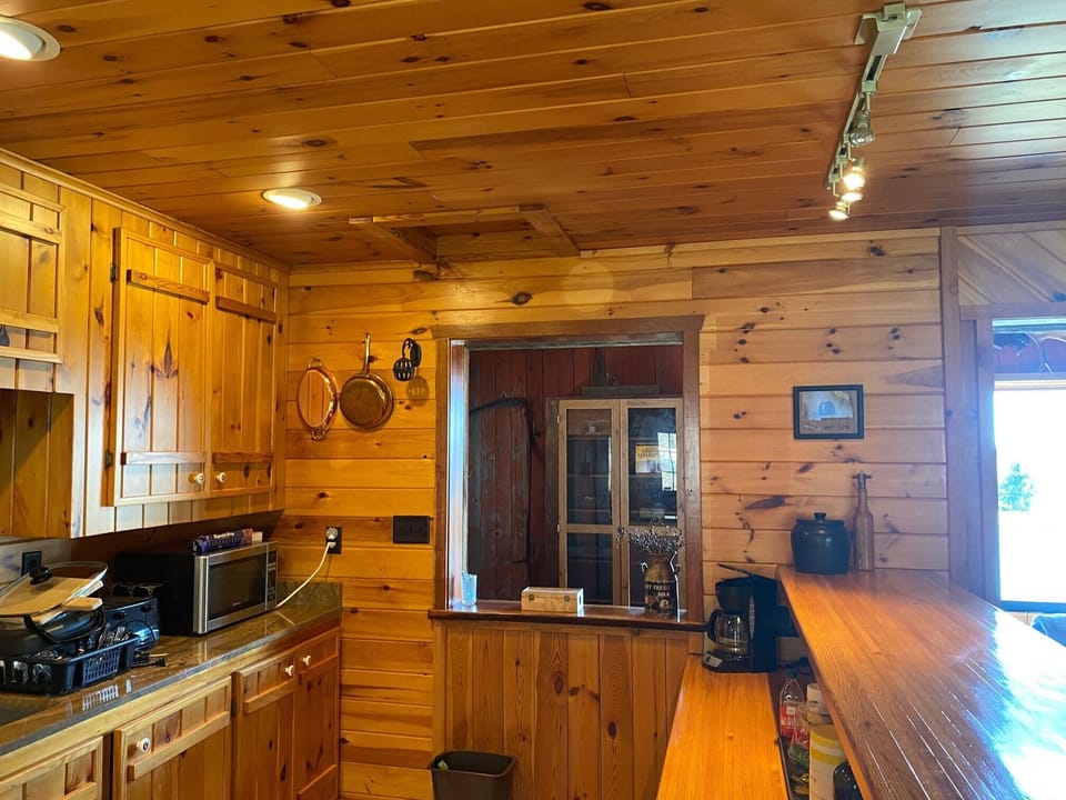 Fully equipped kitchen and bar seating