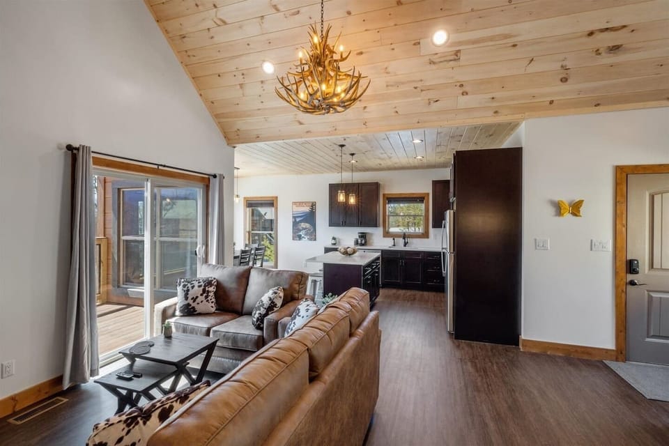 Open Concept Living, Dining & Kitchen with Electric Fireplace, Smart TV & Mountain Views!