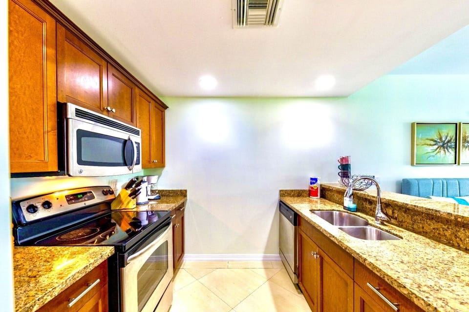 Fully equipped kitchen with dishwasher and oven