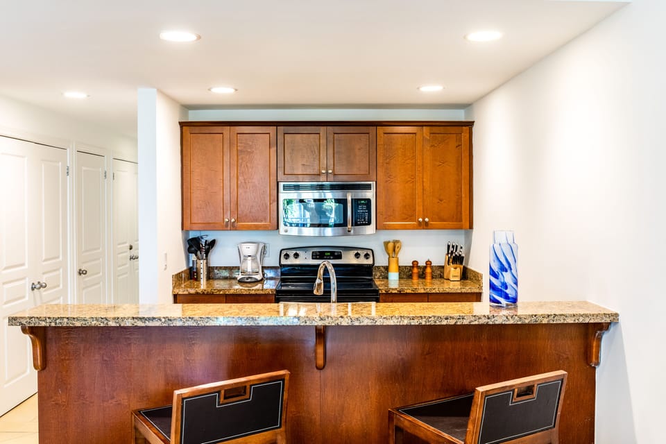 Fully equipped kitchen with dishwasher and oven
