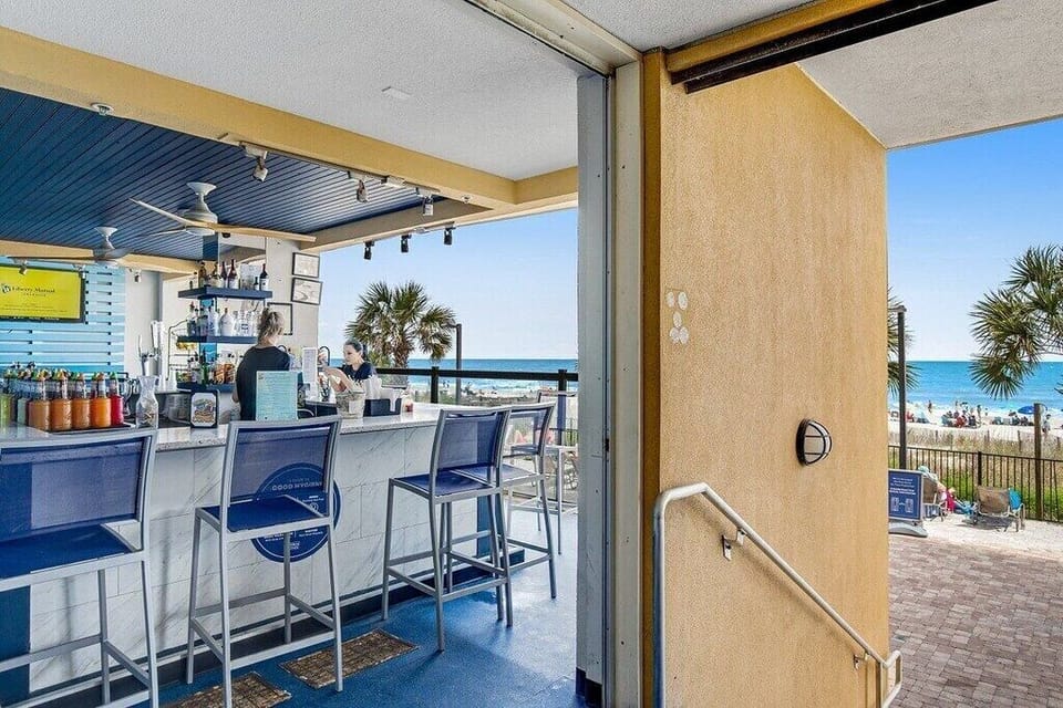 Poolside Bar!!