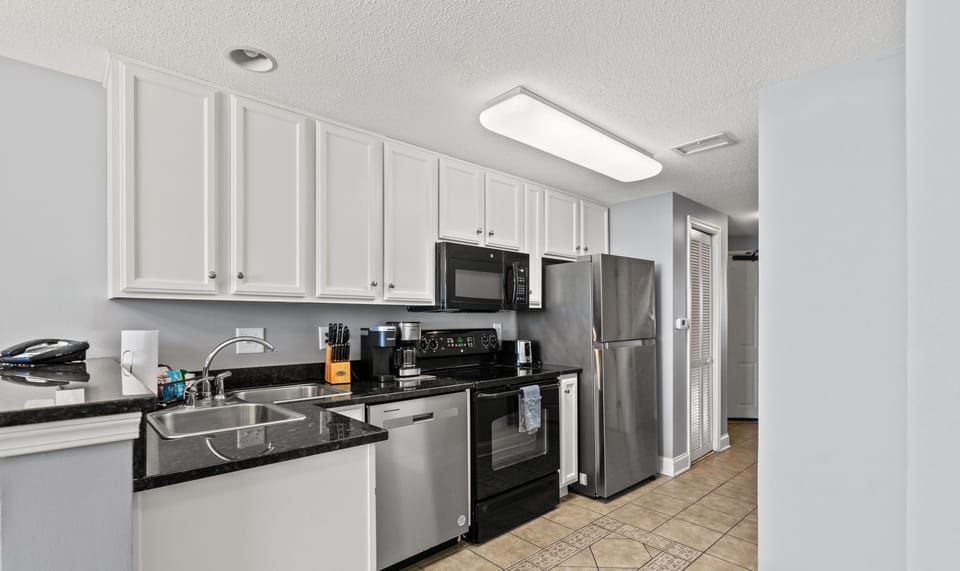 Fully stocked Kitchen!!