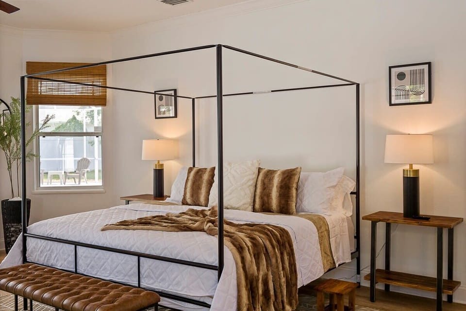 Beautiful master bedroom - king bed - sleeps 2