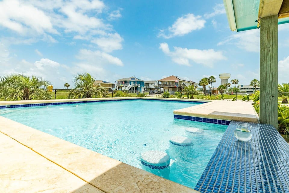 This house even has a swim-up bar!