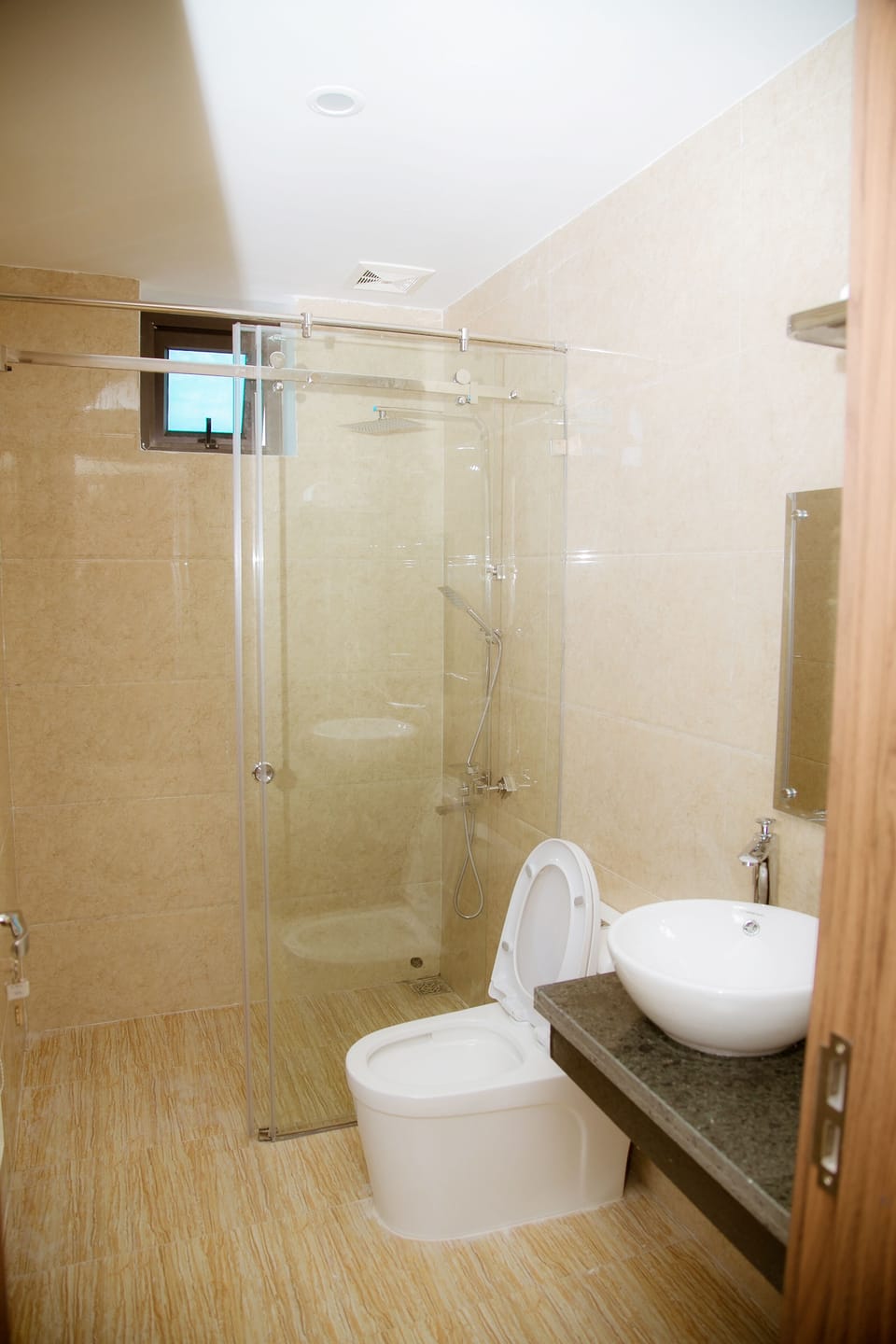 Executive Suite | Bathroom | Shower, designer toiletries, hair dryer, bidet