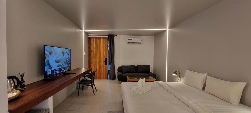 Deluxe Room | Desk, laptop workspace, free WiFi, bed sheets