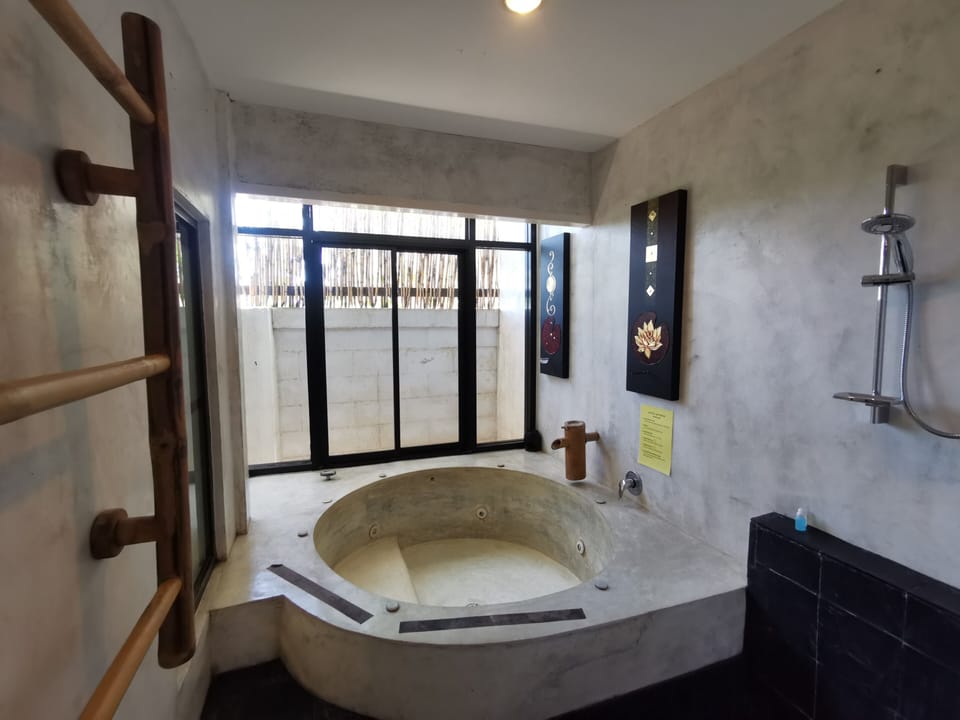 Superior Two Bedroom | Bathroom | Free toiletries, towels