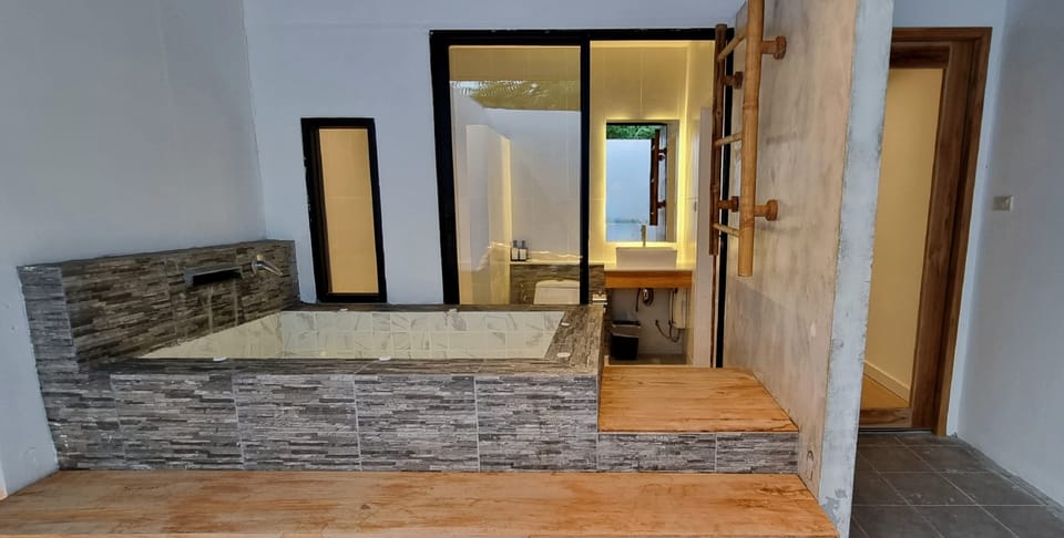 Superior King Room with Bathtub | Bathroom | Free toiletries, towels