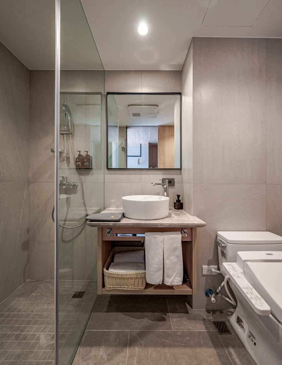 Jetted tub, hydromassage showerhead, free toiletries, hair dryer