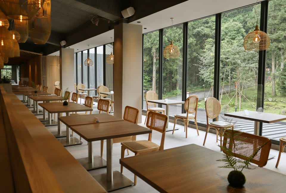 2 restaurants; breakfast, lunch, and dinner served
