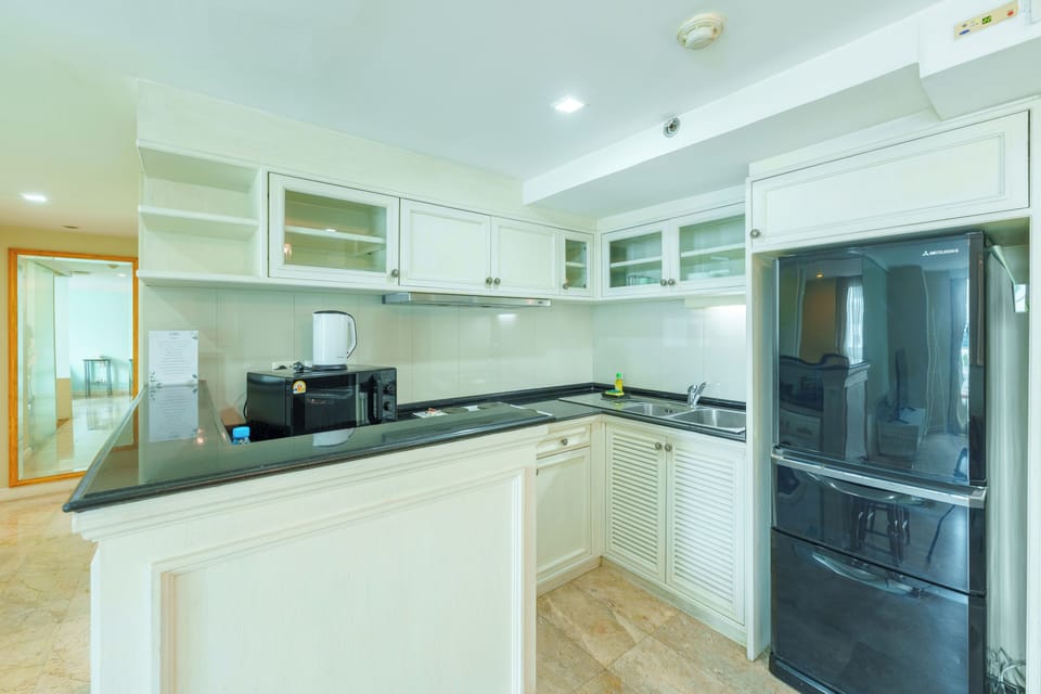 3 Bedrooms (Non Smoking) | Private kitchen | Fridge, microwave, coffee/tea maker, electric kettle
