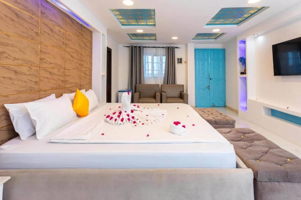Hypo-allergenic bedding, down comforters, minibar, in-room safe