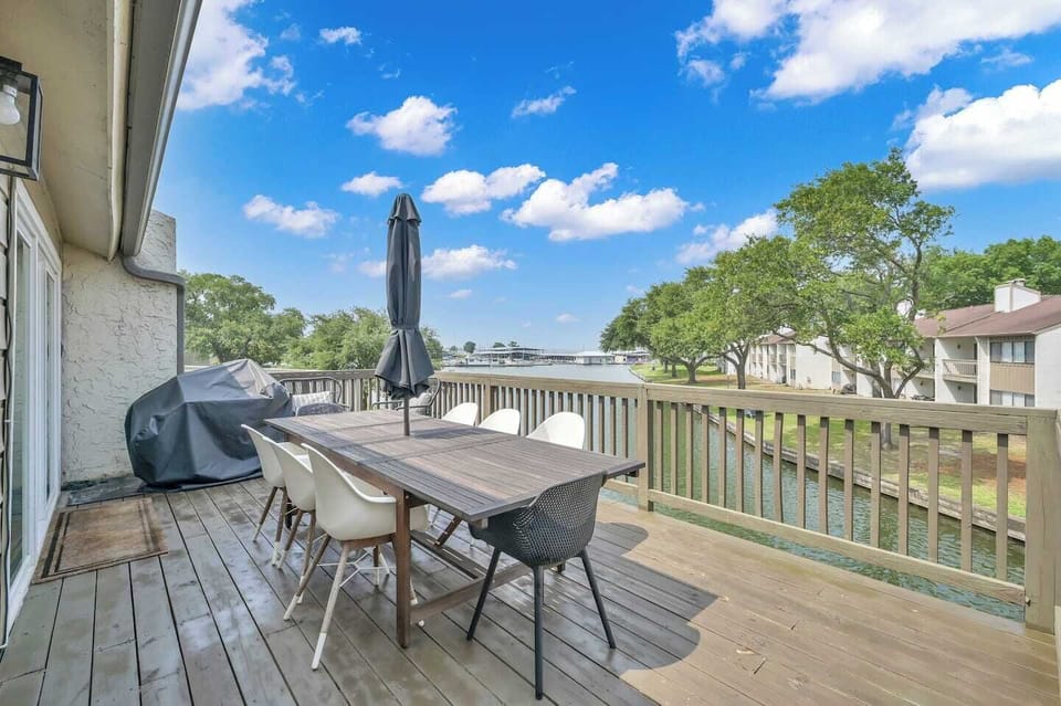 Fresh air, blue skies, and plenty of room to relax.

Enjoy your mornings soaking up the view from this amazing deck while sipping coffee or gathering for breakfast @EversanCooperGetaways