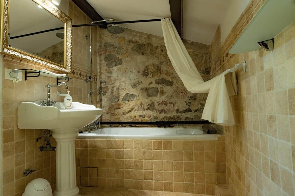 Deluxe Double or Twin Room | Bathroom | Designer toiletries, hair dryer, bathrobes, slippers