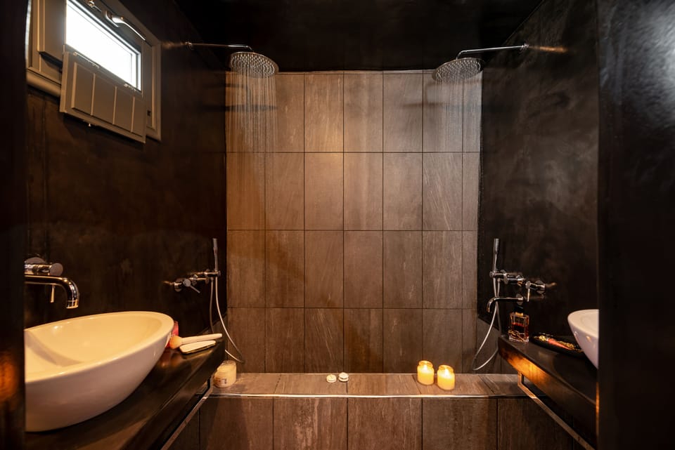 Sinner Suite with indoor Jacuzzi Bathtub | Bathroom | Combined shower/tub, deep soaking tub, rainfall showerhead