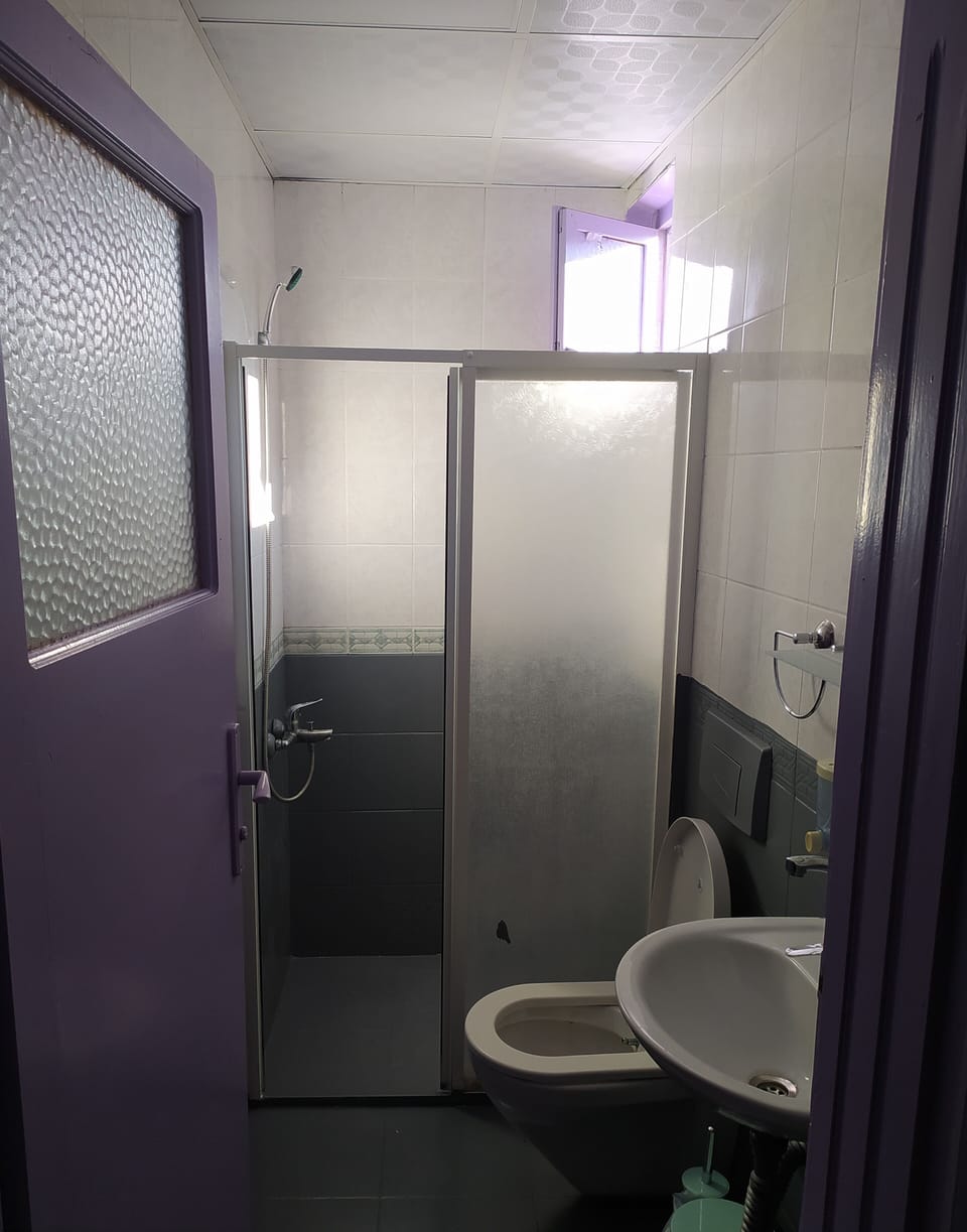 Shower, rainfall showerhead, free toiletries, hair dryer
