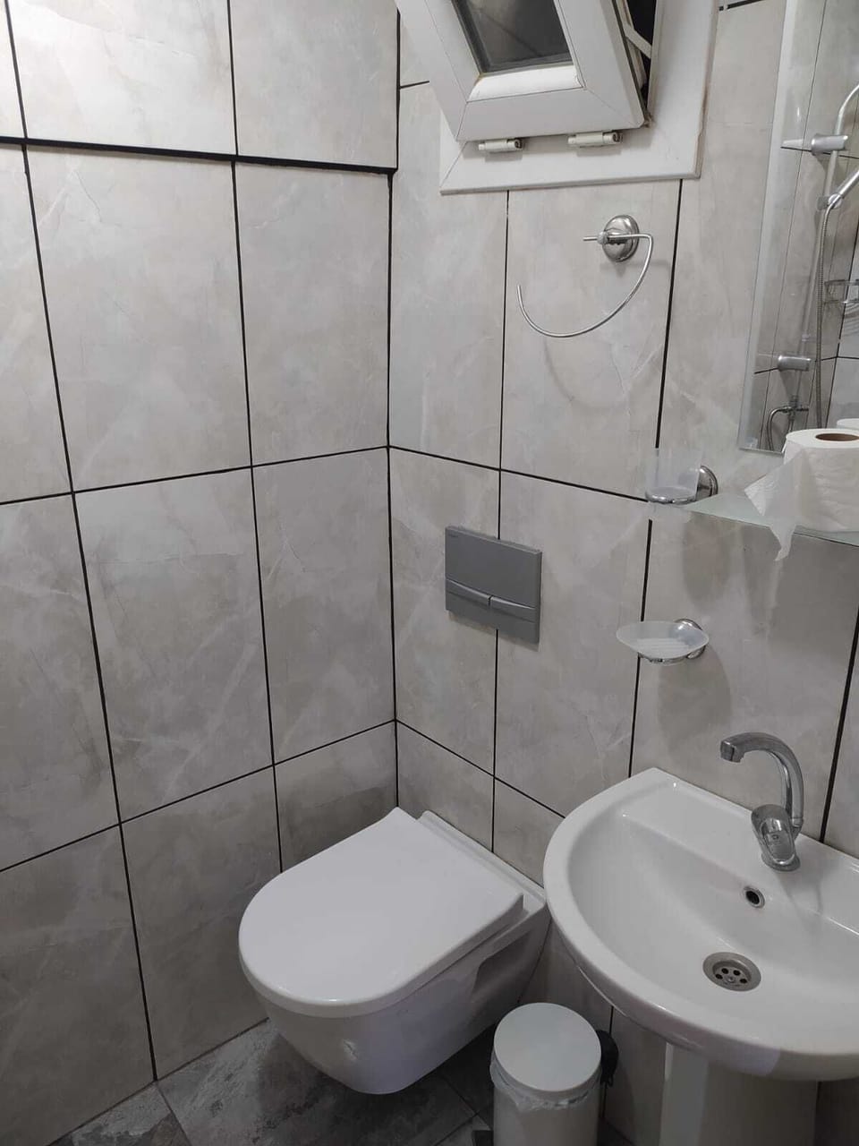 White Room | Bathroom | Shower, rainfall showerhead, free toiletries, hair dryer