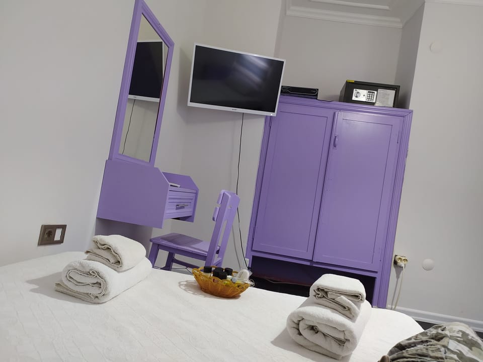 Egyptian cotton sheets, premium bedding, laptop workspace, bed sheets