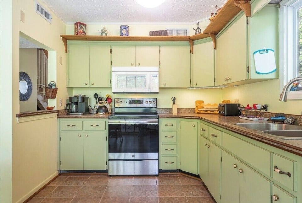 Kitchen has a full set of appliances and cooking utensils