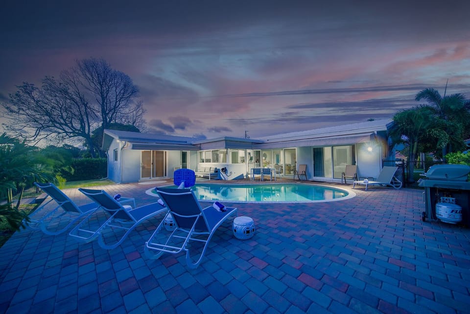 4 Bedroom villa heated pool and stylish living areas
