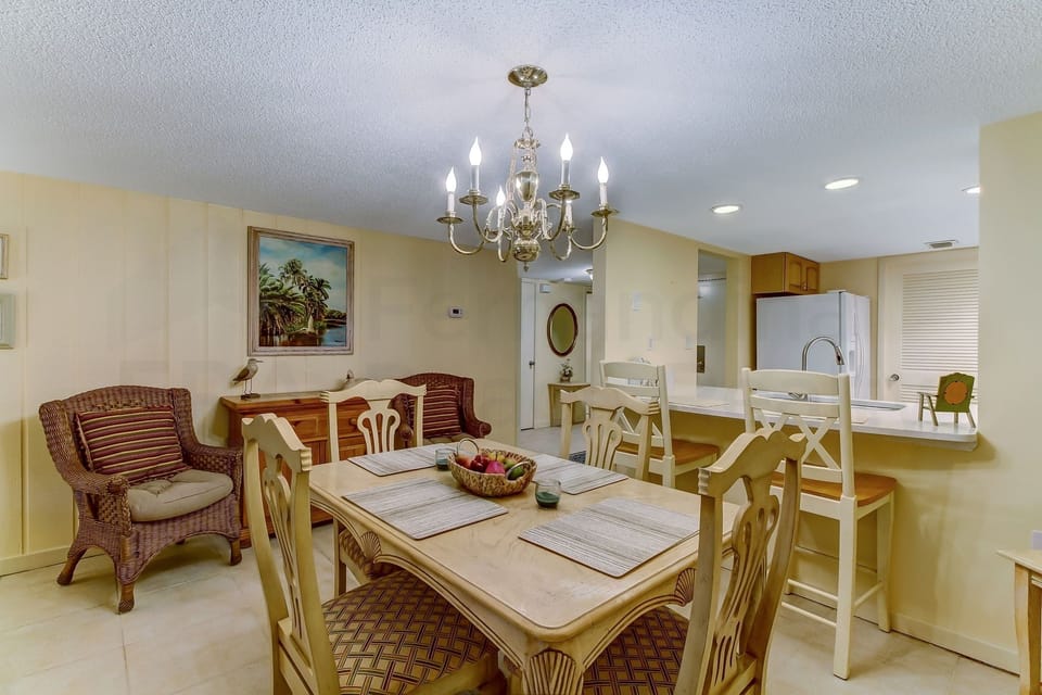 Condo, 2 Bedrooms | Dining