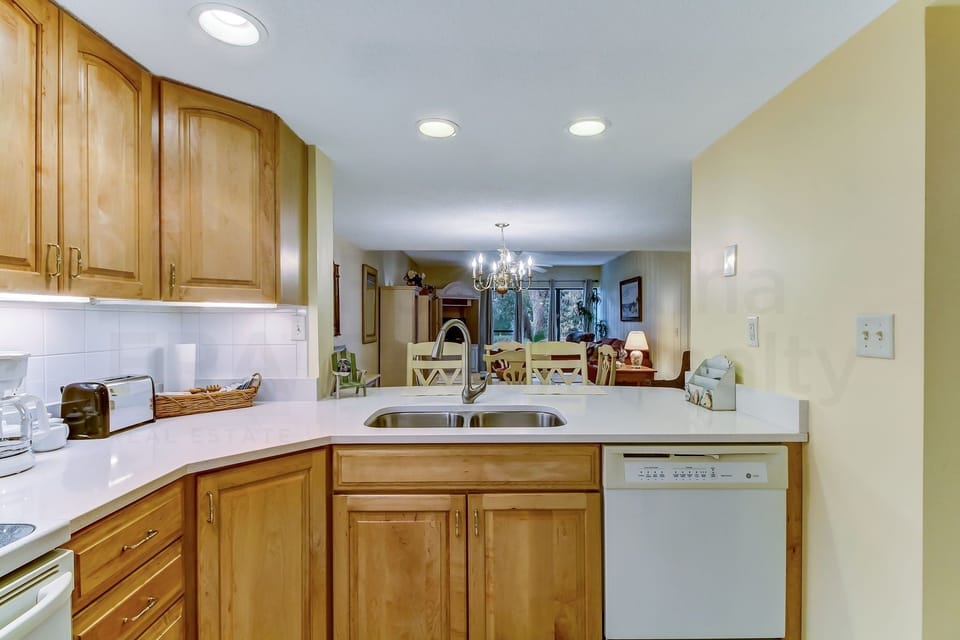 Condo, 2 Bedrooms | Private kitchen | Fridge, oven, stovetop, coffee/tea maker