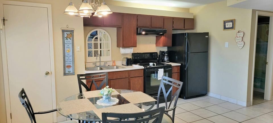 Apartment, 1 Bedroom | Private kitchen | Full-size fridge, microwave, oven, coffee/tea maker