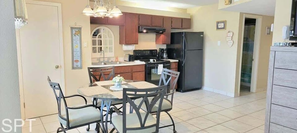Apartment, 1 Bedroom | Private kitchen | Full-size fridge, microwave, oven, coffee/tea maker