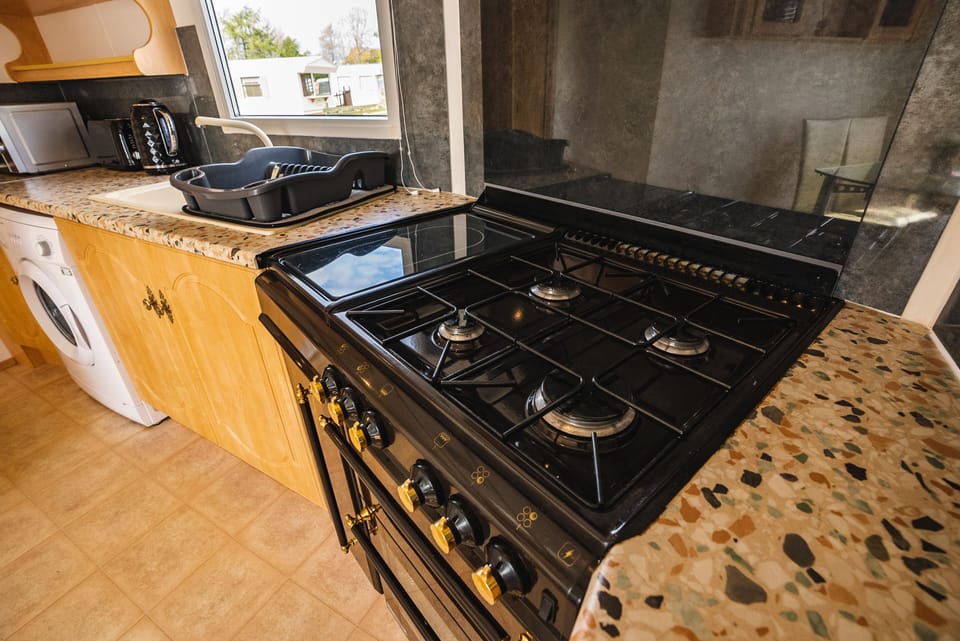 Chalet | Private kitchen | Fridge, microwave, oven, stovetop