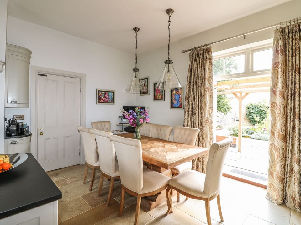 Cottage | Dining