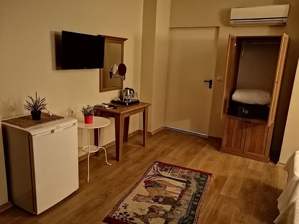 Basic Twin Room | Living area | 46-inch LED TV with satellite channels, TV, printers