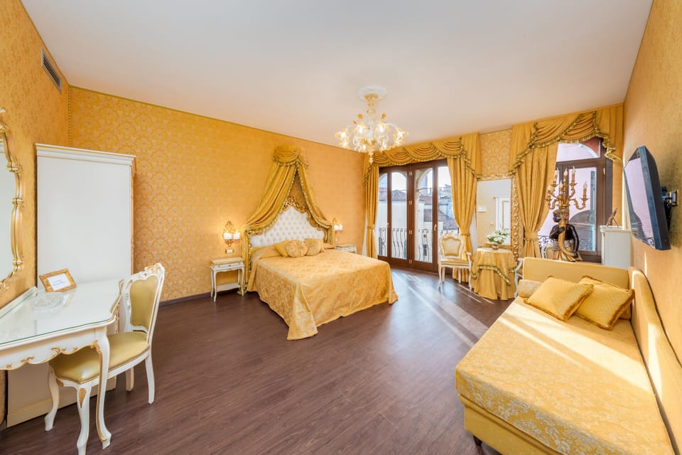Suite with Balcony and Canal View | Minibar, in-room safe, soundproofing, free WiFi