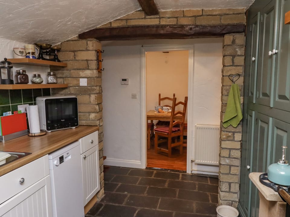 Cottage | Private kitchen | Fridge, microwave, electric kettle, toaster