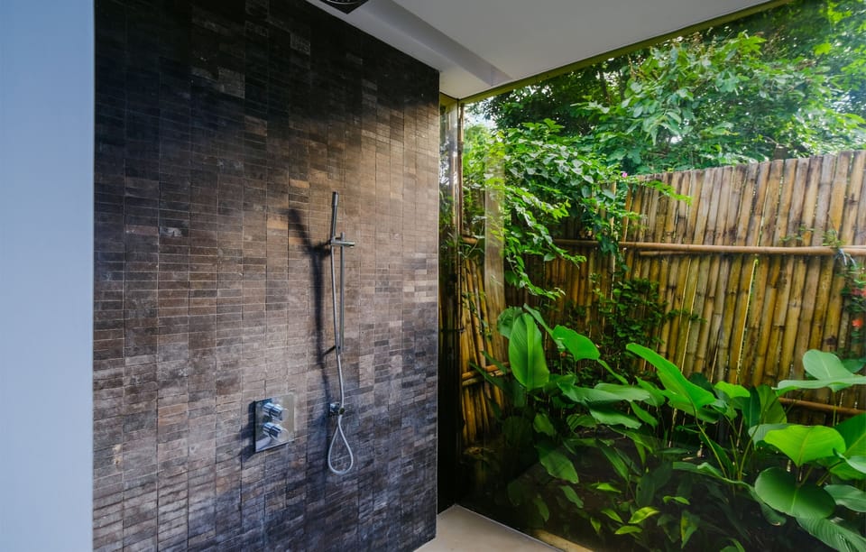 Shower, rainfall showerhead, free toiletries, hair dryer