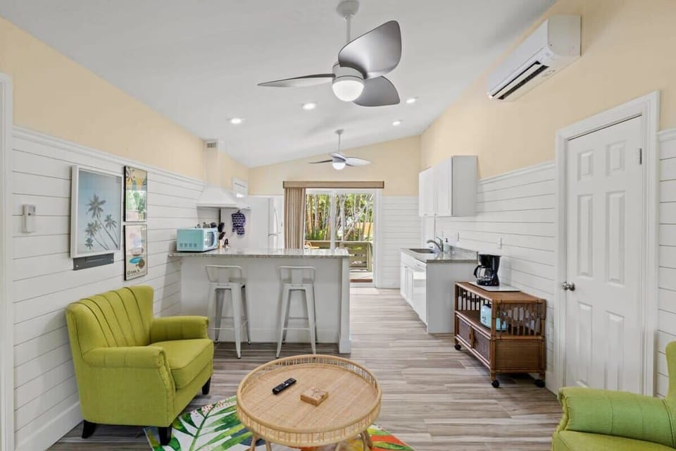 Beautiful coastal décor ensures the ideal island experience