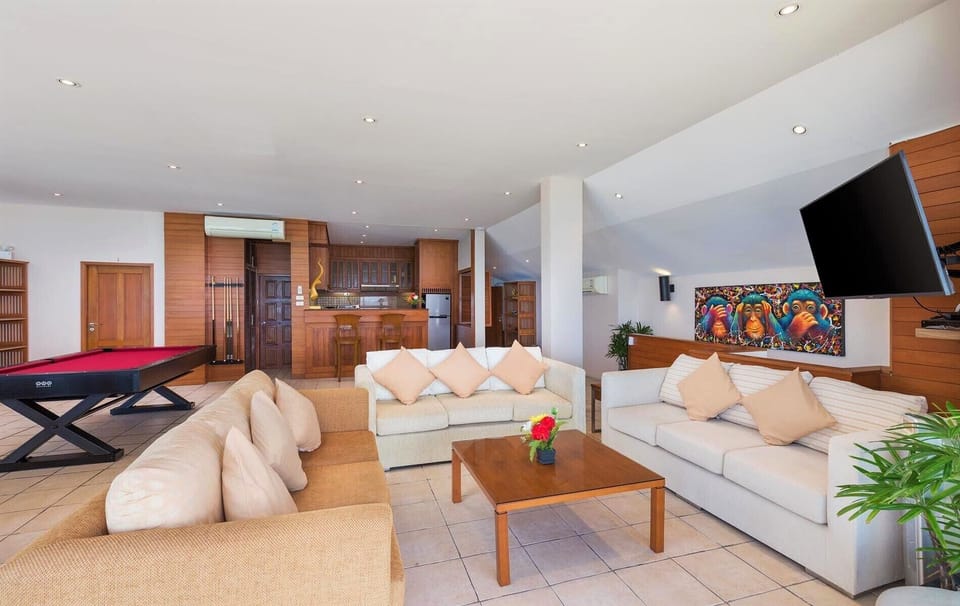 Living room, comfortable sitting area with amazing views 