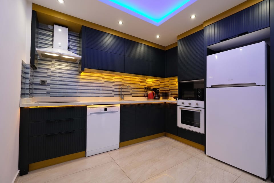 Full-size fridge, microwave, oven, stovetop