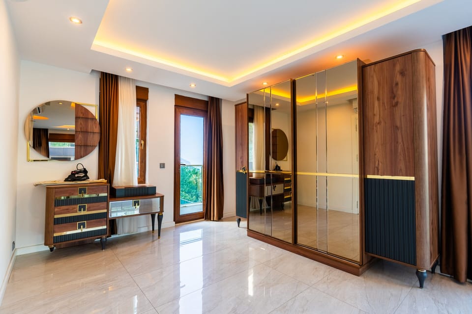 5 bedrooms, premium bedding, Select Comfort beds, individually decorated