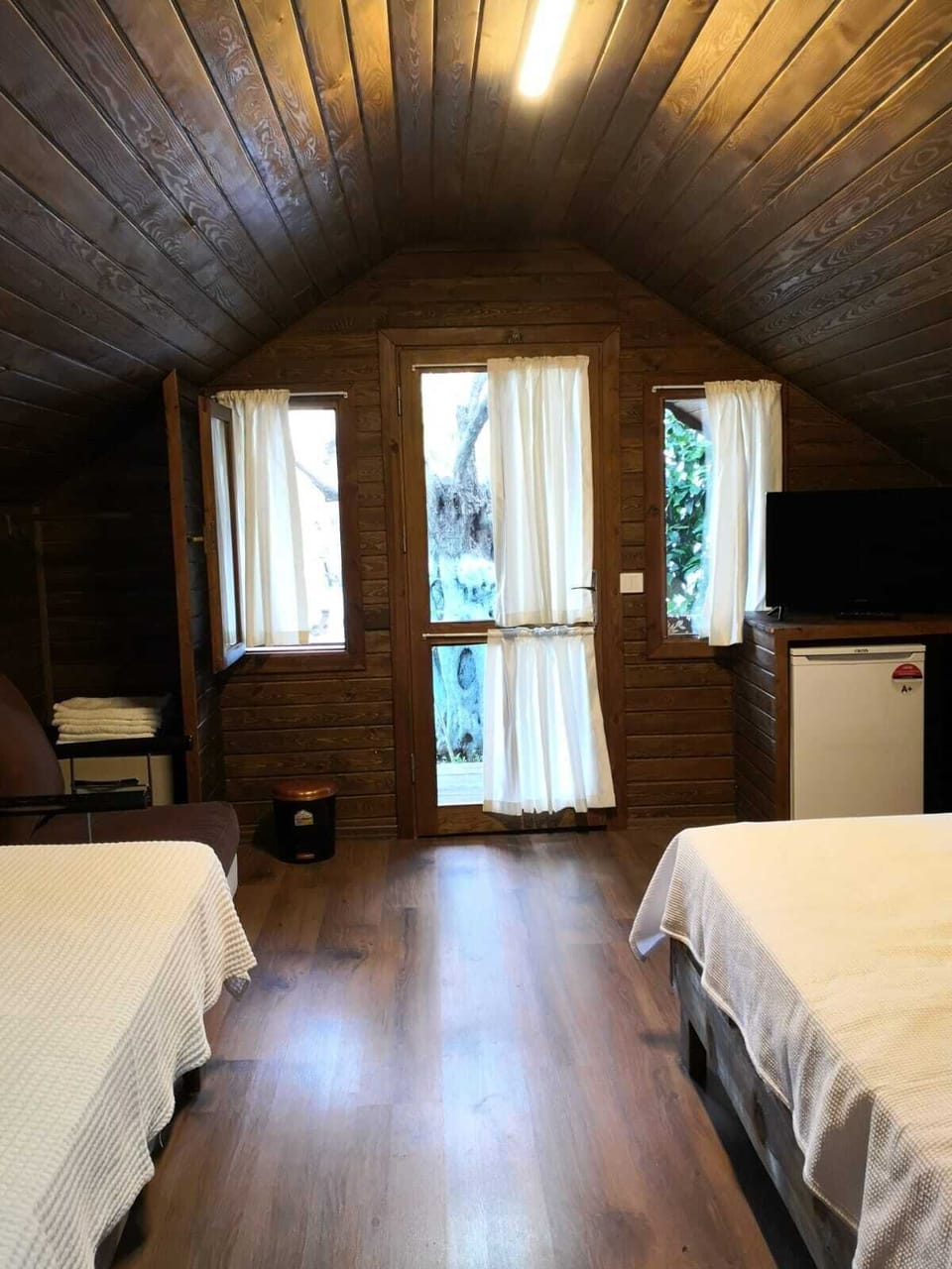 Business Tree House, 1 Queen Bed, Fireplace, Courtyard View | Egyptian cotton sheets, premium bedding, down comforters