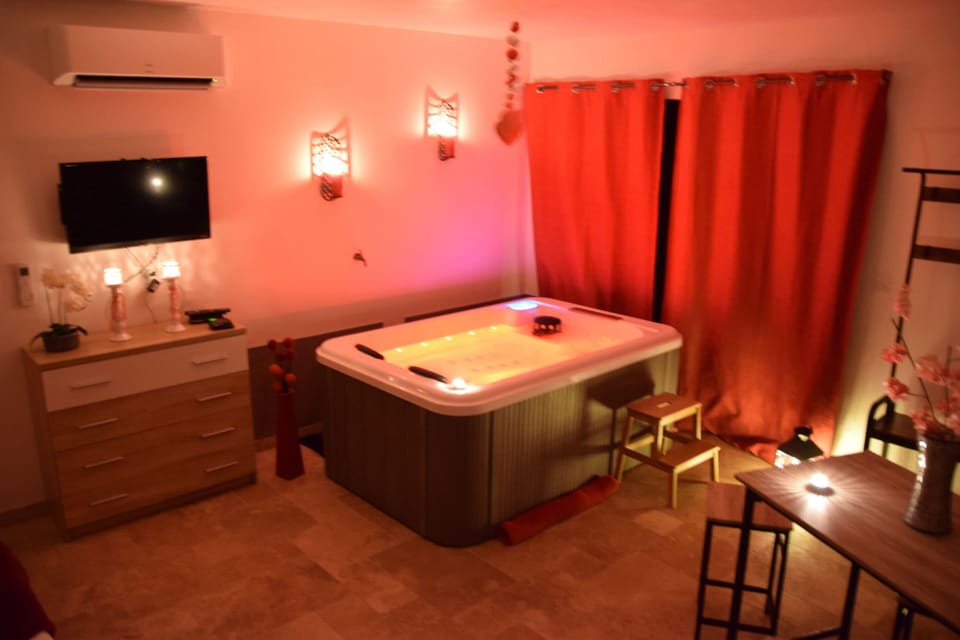 Romantic Cottage, Hot Tub (L'Étoile Spa)