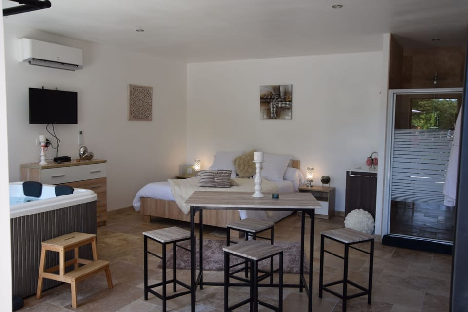 Romantic Cottage, Hot Tub (L'Étoile Spa)