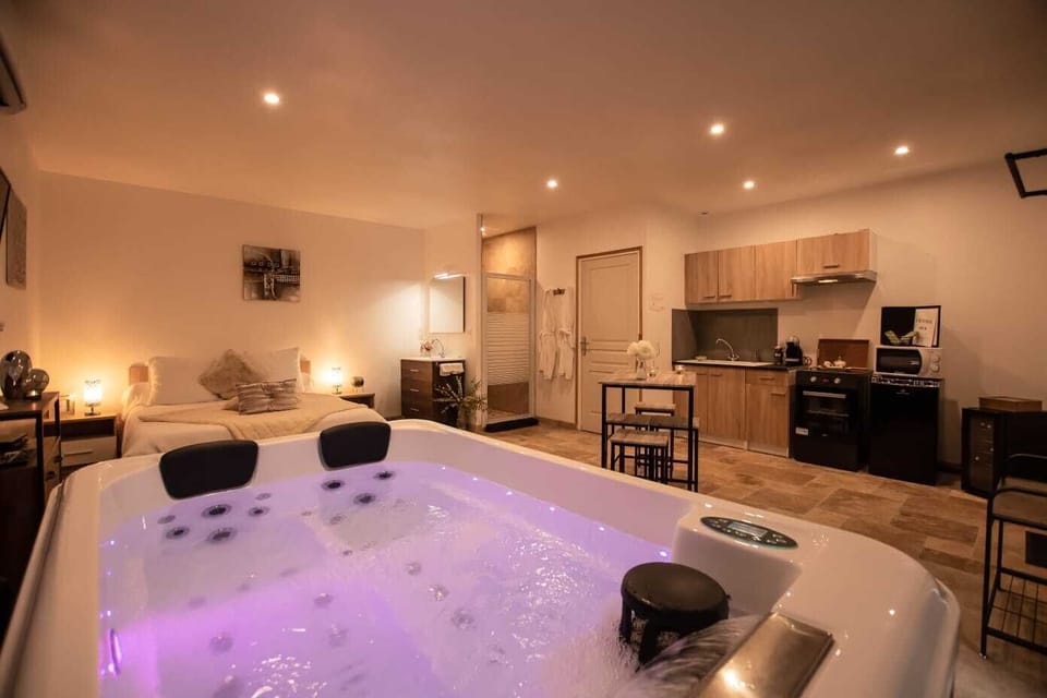 Indoor spa tub